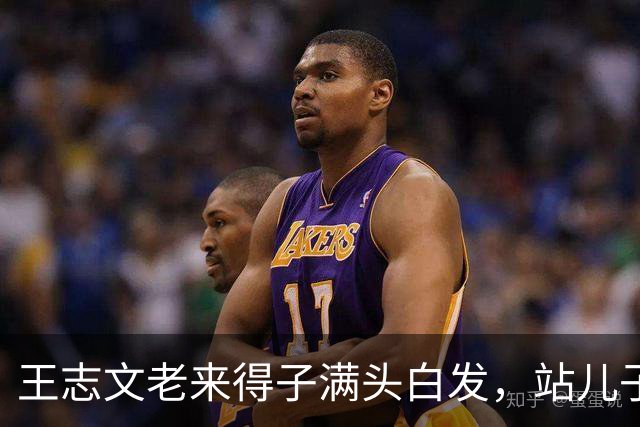 王志文老来得子满头白发，站儿子身边像爷爷